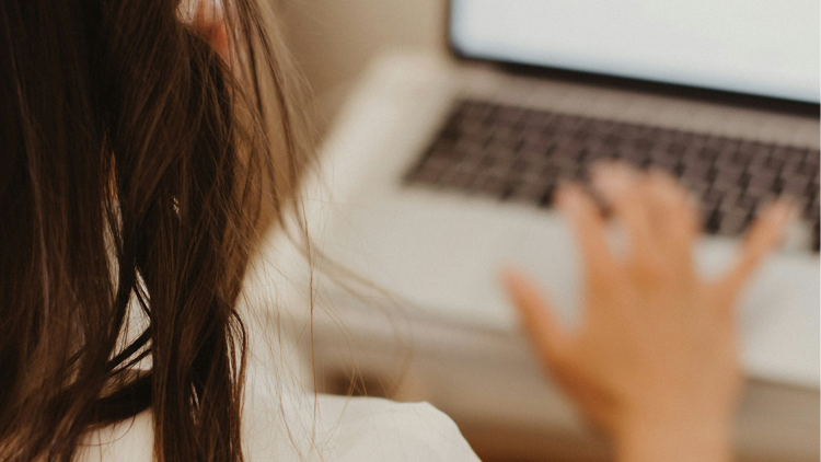 Kvinna arbetar vid laptop